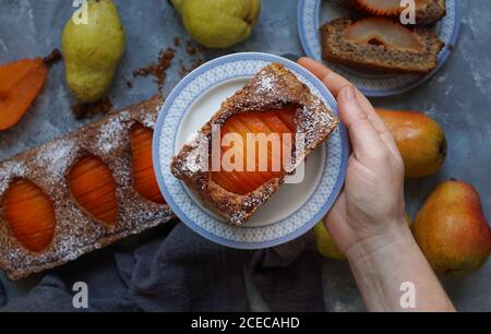 Pera di zafferano frangipane tart Foto Stock