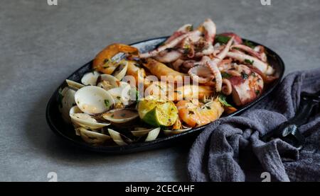 Piastra con octopus, ostriche e gamberetti igienico Foto Stock
