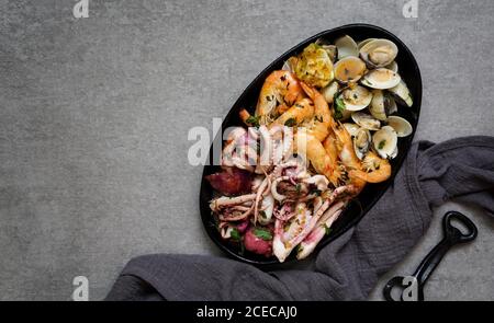 Piastra con octopus, ostriche e gamberetti igienico Foto Stock