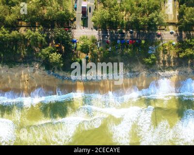 vista aerea del bel mare con spiaggia rocciosa Foto Stock