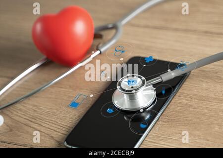 Ci interessa la vulnerabilità di salute che controlla il suo portatile e i dati medici Protezione con controllo delle violazioni sullo smartphone Foto Stock