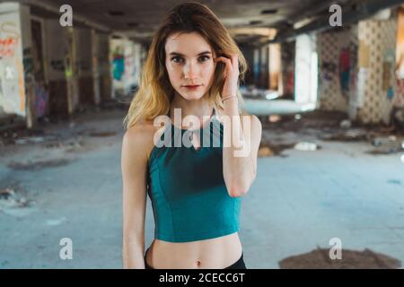 Ragazza skinny in piedi in un edificio decaduto Foto Stock