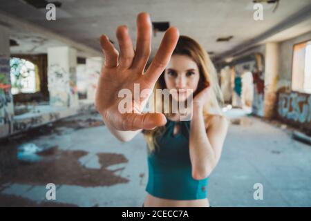 Ragazza skinny in piedi in un edificio decaduto Foto Stock