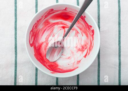 Piatto sporco, piatto con cucchiaio e salsa, vista dall'alto Foto Stock