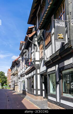 Hamelin, N-W / Germania - 3 agosto 2020: Ben conservati facciate storiche a graticcio nel centro storico di Hamelin Foto Stock