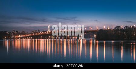 Vista panoramica se ponte Paton's e il friver Dnieper a Kiev, Ucraina Foto Stock