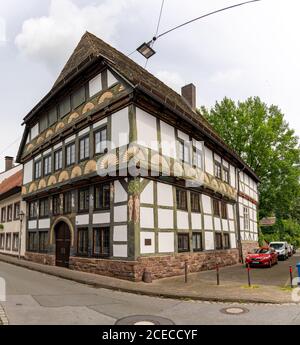 Hoexter, NW / Germania - 2 agosto 2020: Vista del punto di riferimento storico Adam ed Eva casa a Hoexter in Germania Foto Stock