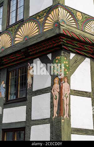 Hoexter, NW / Germania - 2 agosto 2020: Vista architettonica di dettaglio della storica casa Adam ed Eva di Hoexter Foto Stock