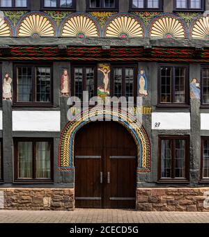 Hoexter, NW / Germania - 2 agosto 2020: Vista architettonica di dettaglio della storica casa Adam ed Eva di Hoexter Foto Stock