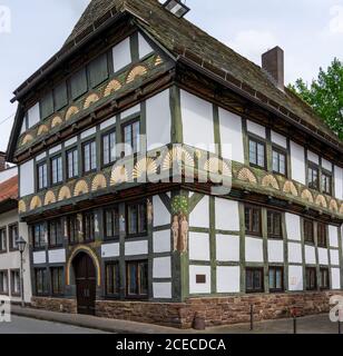 Hoexter, NW / Germania - 2 agosto 2020: Vista del punto di riferimento storico Adam ed Eva casa a Hoexter in Germania Foto Stock