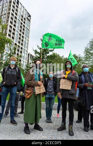 Manifestanti all'esterno dell'edificio Shell, dimostrazione della ribellione estinzione, Jubilee Gardens, Londra, 28 agosto 2020 Foto Stock