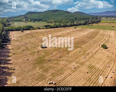 Balle di fieno sul campo dopo raccolto sparato da Drone, Ungheria vicino al lago Balaton Foto Stock