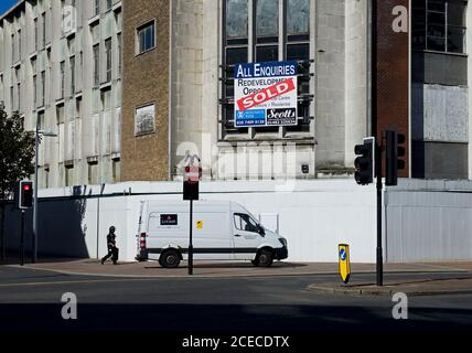 Guardia di sicurezza che si avvicina Loomis van a Hull, Humberside, East Yorkshire, Inghilterra Regno Unito Foto Stock