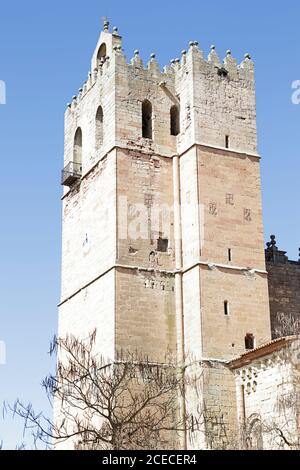 Torre della Cattedrale di Sigüenza situata nella città di Siguenza, in Castiglia la Mancha, Spagna Foto Stock
