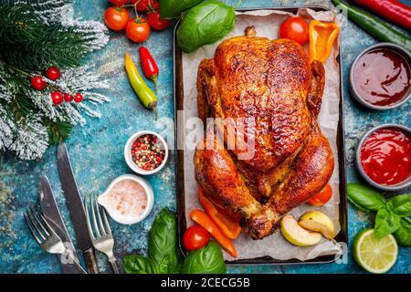 Pollo arrosto con verdure Foto Stock