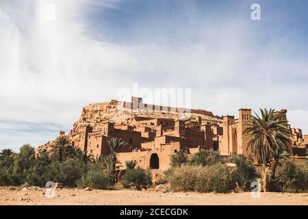 Vista di Ait ben Haddou ksar a Ouarzazate. Benvenuti in Marocco. Popolare punto di riferimento turistico e vecchia architettura arabica tradizionale. Foto Stock
