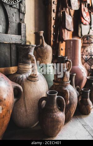 Molte caraffe e vasi di argilla unici fatti a mano sul mercato arabo locale. Souk nella medina di Marrakech. Foto Stock