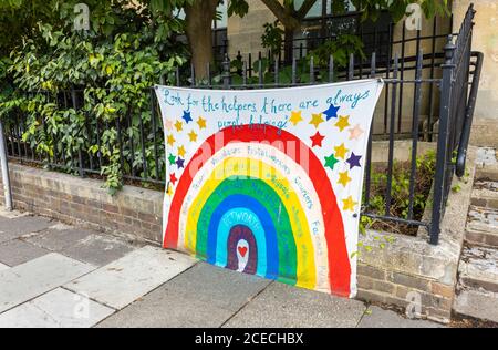 Banner pandemico coronavirus: Banner arcobaleno che ringrazia i lavoratori chiave esposti a Petworth, una città del Sussex occidentale, nel sud-est dell'Inghilterra Foto Stock