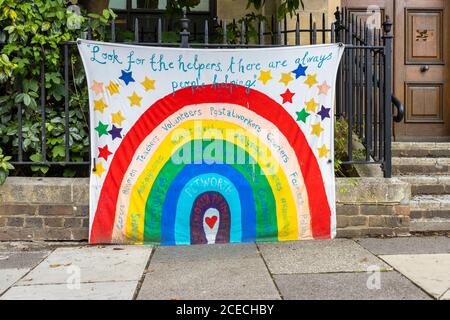 Banner pandemico coronavirus: Banner arcobaleno che ringrazia i lavoratori chiave esposti a Petworth, una città del Sussex occidentale, nel sud-est dell'Inghilterra Foto Stock