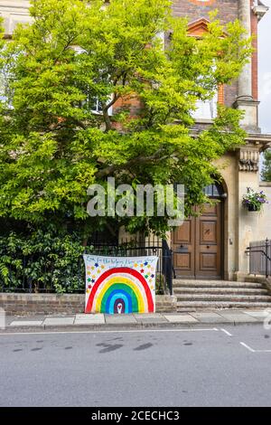 Banner pandemico coronavirus: Banner arcobaleno che ringrazia i lavoratori chiave esposti a Petworth, una città del Sussex occidentale, nel sud-est dell'Inghilterra Foto Stock