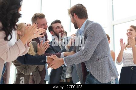 felice team d'affari applaudendo il leader di un progetto di successo Foto Stock