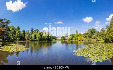 Vista su Ten Foot Pond nello Sheffield Park Garden, un giardino paesaggistico informale di Capability Brown nel Sussex Est, vicino a Haywards Heath, Inghilterra Foto Stock