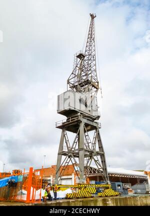 Una gru mobile a portale sul lato dell'acqua delle banchine al porto di Southampton sul Solent, Hampshire, Inghilterra meridionale, Regno Unito Foto Stock