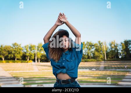 Donna Afro-americana in piedi vicino al parco Foto Stock