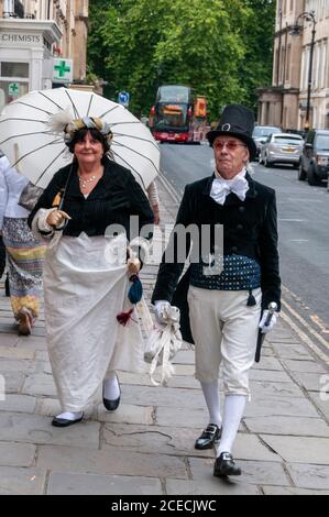Una coppia in abito d'epoca del tempo di Jane Austen, partecipando alla settimana Jane Austen nella città romana di Bath in Gran Bretagna. Jane Austin è un inglese n Foto Stock