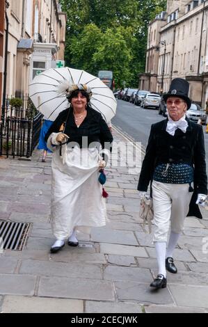 Una coppia in abito d'epoca del tempo di Jane Austen, partecipando alla settimana Jane Austen nella città romana di Bath in Gran Bretagna. Jane Austin è un inglese n Foto Stock