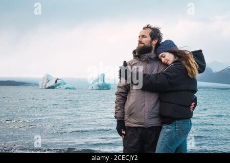 Coppia amorevole in piedi sul freddo stagcape Foto Stock