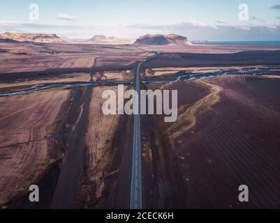 Strada attraverso lo spazio aperto nevoso in Islanda Foto Stock