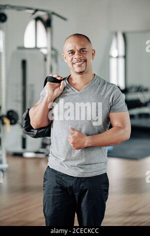 Uomo felice in forma in palestra Foto Stock