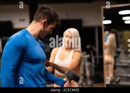 Uomo e donna che si allenano in palestra Foto Stock