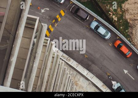 Da sopra diverse auto parcheggiate sulla strada. Foto Stock