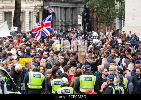 Folla di manifestanti a una dimostrazione di Anti-Lockdown, Whitehall, Londra, 29 agosto 2020 Foto Stock