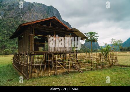 Piccola capanna di legno sul prato Foto Stock