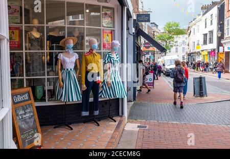 Scopri i manichini che indossano mascherine coprenti al negozio di moda Collectif A Bond Street Brighton Regno Unito Foto Stock