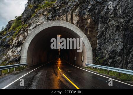 Strada asfaltata che conduce al tunnel Foto Stock