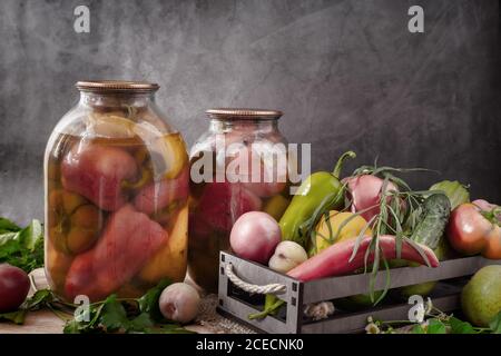 Home canning: conserve di peperoni in vasetti di vetro Foto Stock