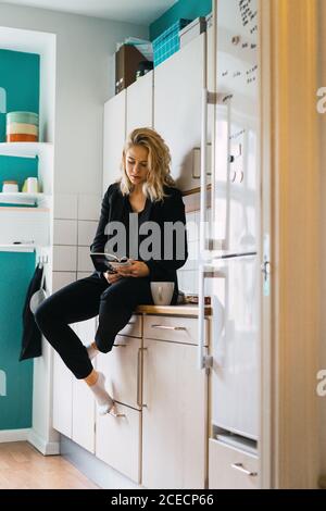 Giovane donna che ama il libro e il caffè Foto Stock