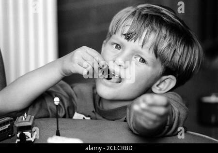 Rifugiati bosniaci alla St Peter’s School di Northampton. 18 agosto 1992. Foto: Neil Turner Foto Stock