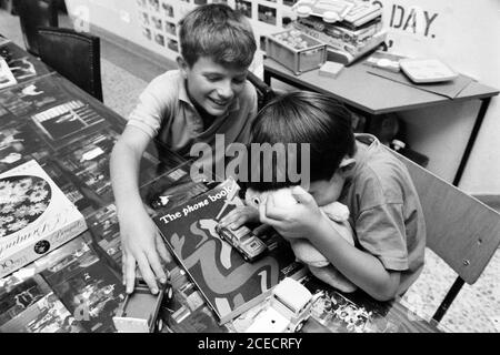 Rifugiati bosniaci alla St Peter’s School di Northampton. 18 agosto 1992. Foto: Neil Turner Foto Stock