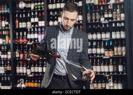 Sommelier versando vino rosso nel decanter della caraffa per fare la bevanda di aerazione Foto Stock