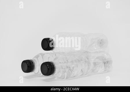 Bottiglia d'acqua in plastica su sfondo bianco. Foto Stock