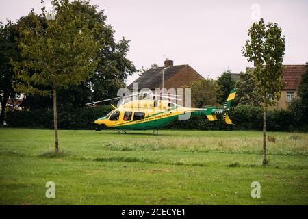 L'ambulanza aerea del Wiltshire è atterrata in un campo da gioco di Court Road, Kingswood, Bristol. 20 agosto 2020 Foto Stock