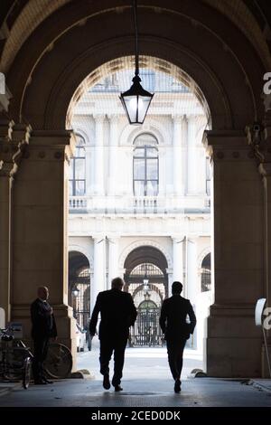 Il Cancelliere dello scacchiere Rishi Sunak (destra) e il primo Ministro Boris Johnson lasciano 10 Downing Street, per una riunione del Gabinetto che si terrà presso l'ufficio degli esteri e del Commonwealth (FCO) di Londra, prima che i deputati tornino a Westminster dopo la pausa estiva. Foto Stock