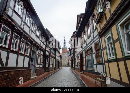 Stolberg, Germania. 13 Agosto 2020. Vista attraverso un vicolo fiancheggiato da case a graticcio al Seigerturm. La torre fu costruita nel XIII secolo e servì a quel tempo per proteggere il mercato. E' un punto di riferimento dell'ex residenza della famiglia principesca di Stolberg. Il Castello di Stolberg si erge sopra il centro storico. I giardini del castello e del castello fanno parte della rete "Garden Dreams - Parchi storici in Sassonia-Anhalt". Credit: Klaus-Dietmar Gabbert/dpa-Zentralbild/ZB/dpa/Alamy Live News Foto Stock