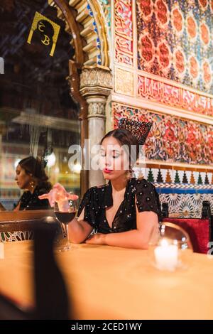 Stock foto di giovane medico che lavora da casa a causa di covid19 e utilizzando il computer portatile. Foto Stock