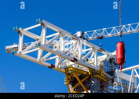 Travi strutturali in acciaio in un nuovo edificio in costruzione. Foto Stock